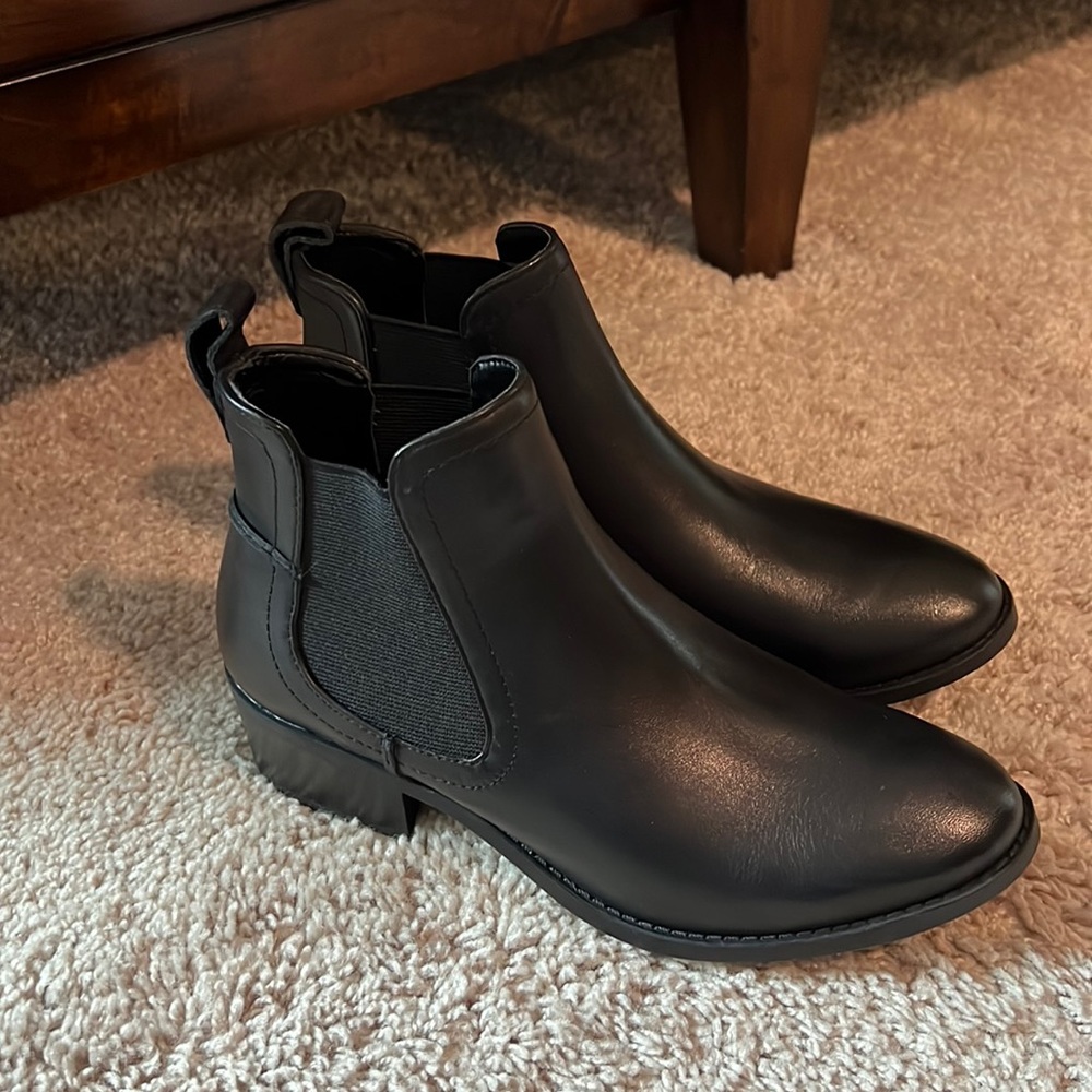 Black leather Steve Madden ankle boots